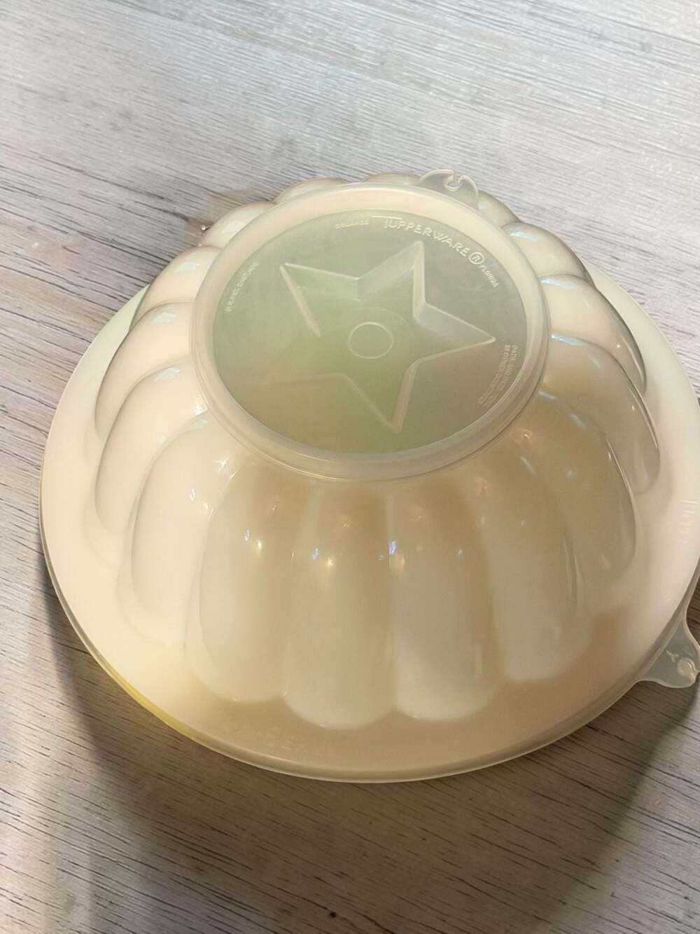 Vintage Tupperware Jel-Ring Mold with Seal